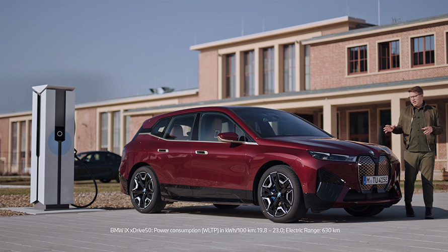 BMW електрични автомобили BMW iX јавно полнење со BMW Charging видео
