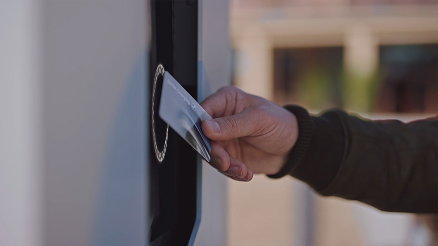 BMW електрични автомобили BMW iX јавно полнење на BMW Charging High Power Charging станица видео