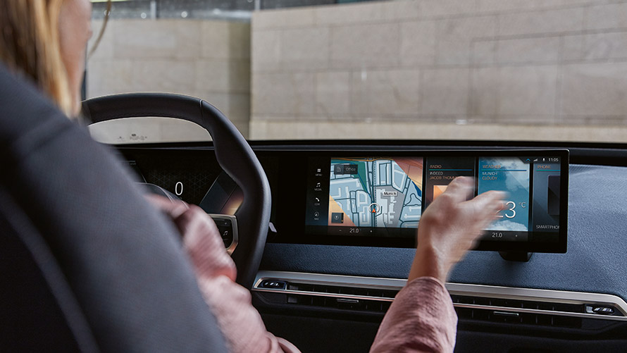 BMW Connected Charging на пат BMW iX со BMW заоблен дисплеј