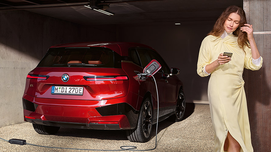 Connected Charging во My BMW App полнење на BMW iX со жена