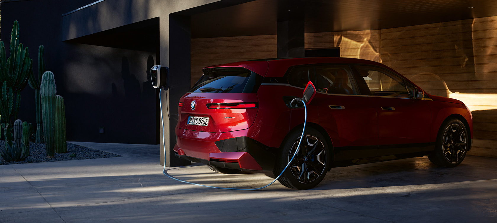 BMW Charging BMW iX an BMW Wallbox 