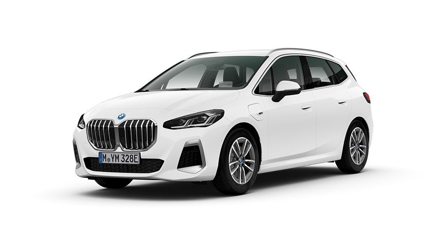 BMW 230e xDrive Active Tourer PHEV автомобил трочетвртински поглед однапред BMW 230e xDrive Active Tourer PHEV автомобил снимен во студио тричетвртински поглед однапред