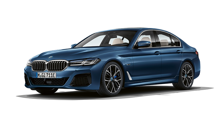 BMW серија 5 седан plug-in хибрид тричетвртински поглед однапред BMW серија 5 седан plug-in хибрид снимен во студио тричетвртински поглед однапред