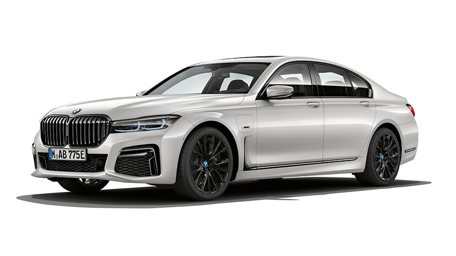 BMW 745e седан PHEV автомобил тричетвртински поглед однапред BMW 745e седан PHEV автомобил снимен во студио тричетвртински поглед однапред