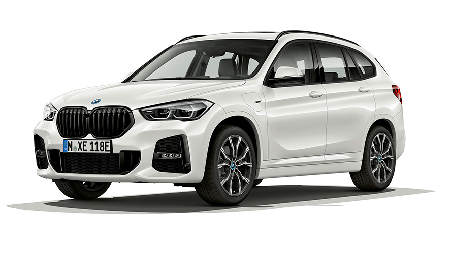 BMW X1 xDrive25e PHEV автомобил тричетвртински поглед однапред BMW X1 xDrive25e PHEV автомобил снимен во студио тричетвртински поглед однапред