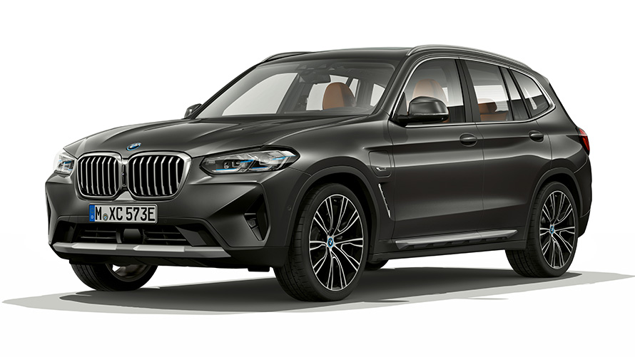 BMW X3 xDrive30e PHEV автомобил тричетвртински поглед однапред BMW X3 xDrive30e PHEV автомобил снимен во студио тричетвртински поглед однапред