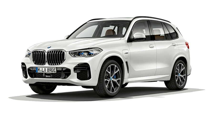 BMW X5 xDrive45e PHEV автомобил тричетвртински поглед однапред BMW X5 xDrive45e PHEV автомобил снимен во студио тричетвртински поглед однапред