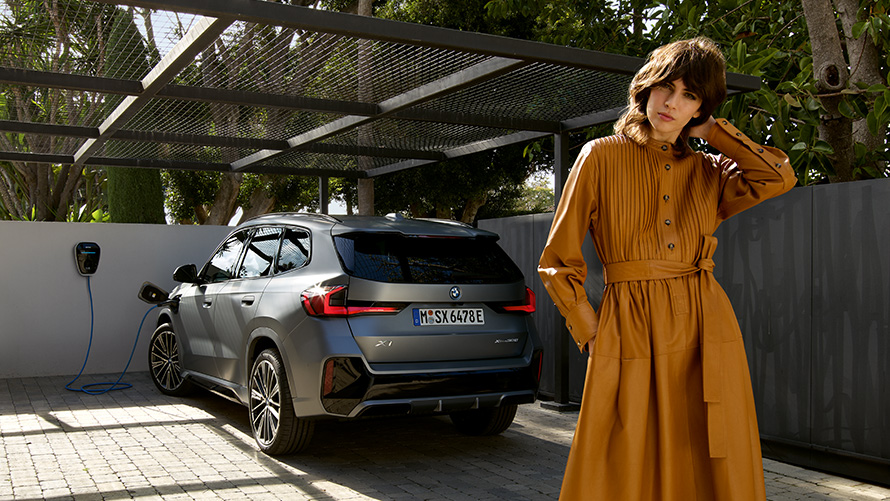 BMW серија 5 седан Plug-in хибрид 2020 G30 страничен поглед полнење со модел BMW серија 5 седан Plug-in хибрид 2020 G30 страничен поглед полнење со модел