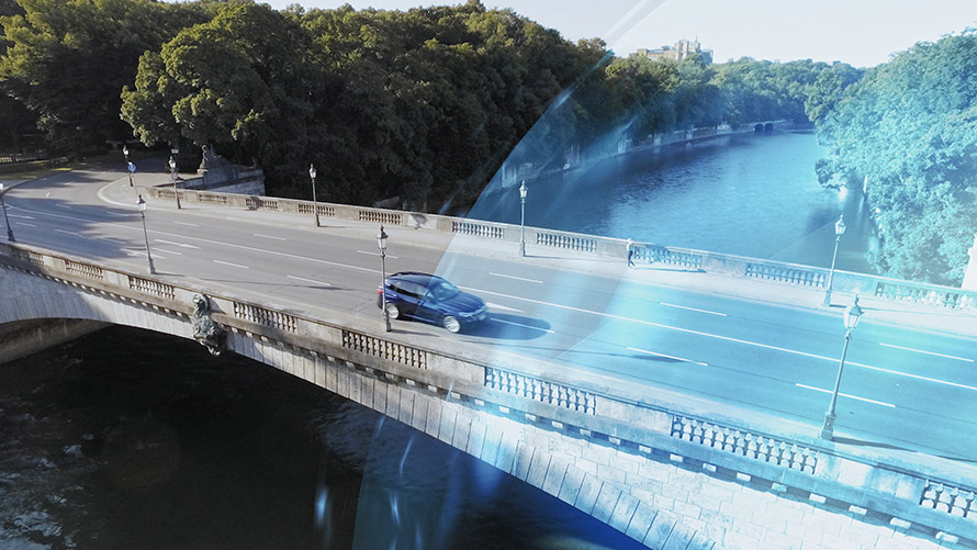 BMW возило минува преку мост