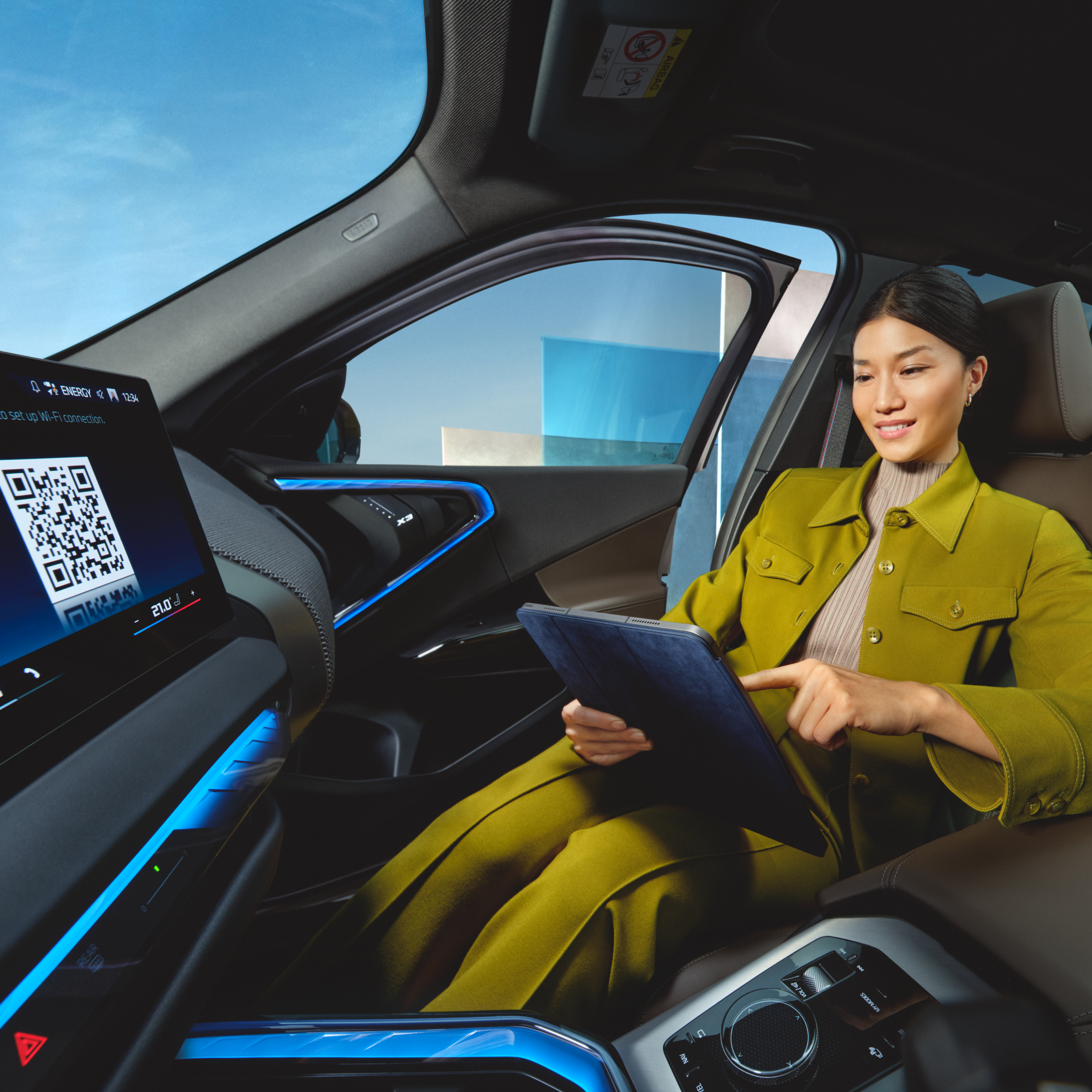 Лице користи таблет во BMW