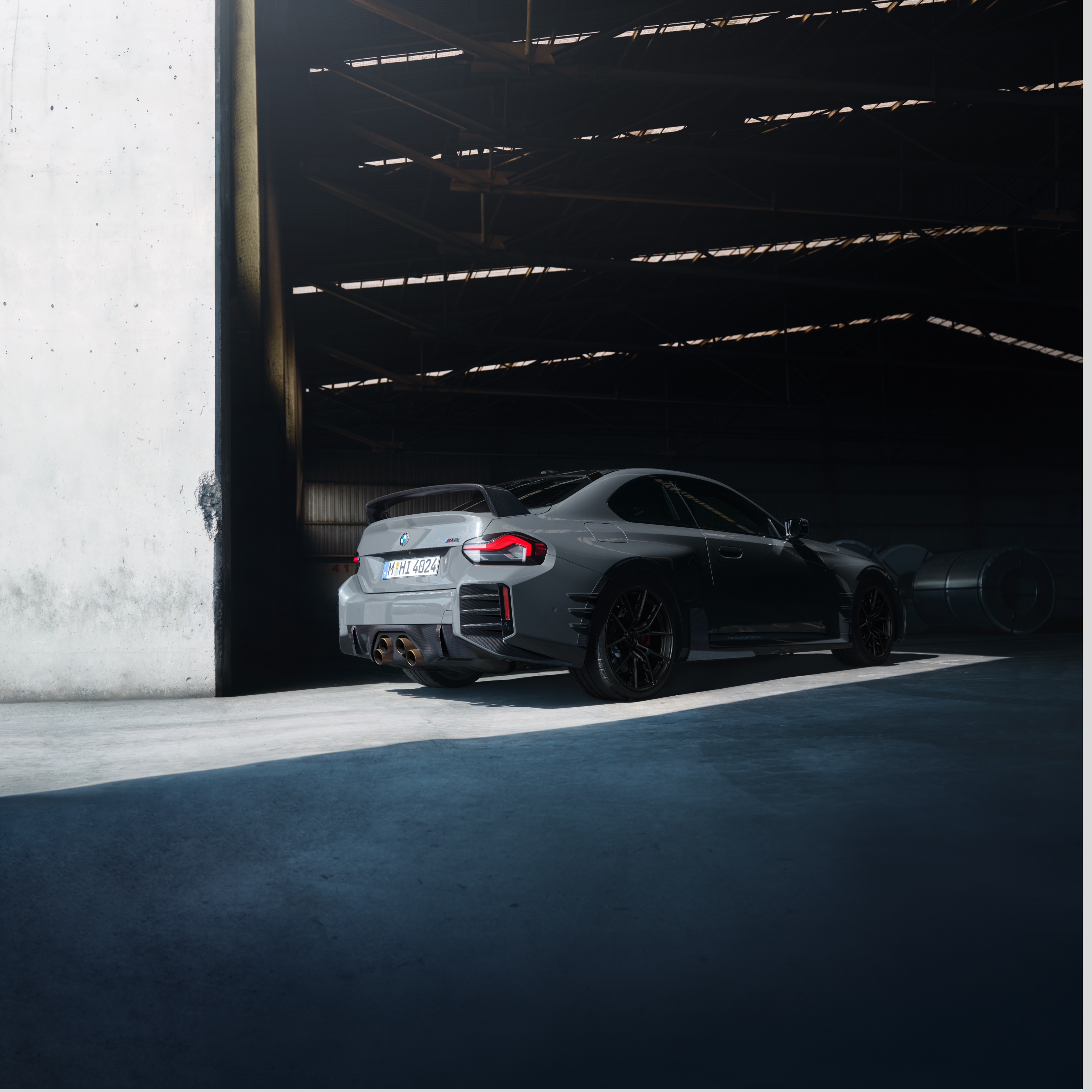BMW стои пред портата на голема сала