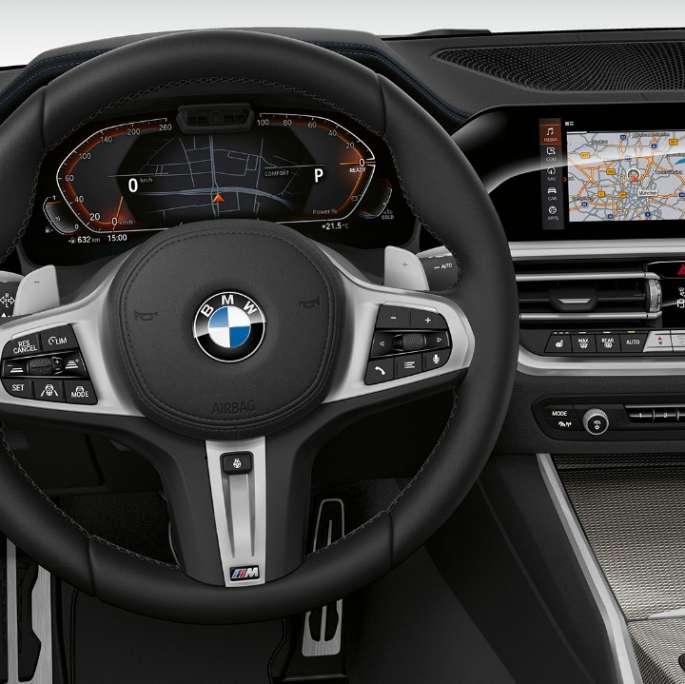 BMW Серија 3 Седан, возачка кабина Model Sport линија. Преден крупен кадар на кабината на возачот на BMW Серија 3 Седан со елементи на Model Sport линија.