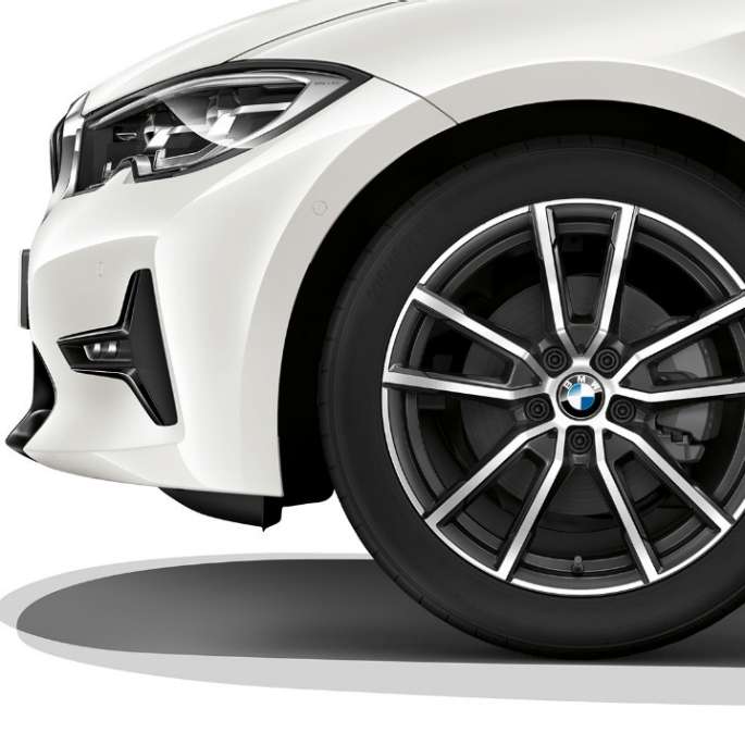 BMW Серија 3 Седан, тркало од лесна легура Model Sport линија. Крупен кадар на тркало од лесна легура на BMW Серија 3 Седан, со опрема на Model Sport линија.