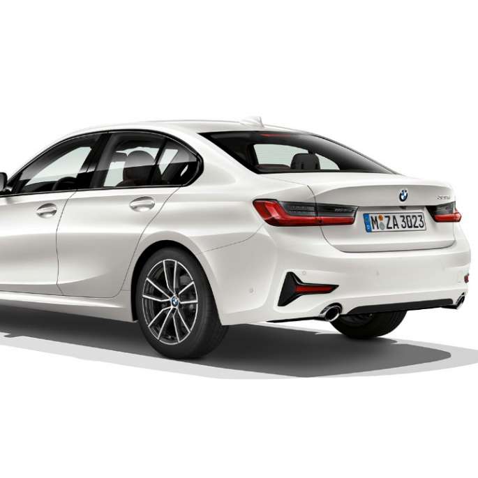 BMW Серија 3 Седан, заден дел Model Sport линија. Тричетвртински заден кадар на BMW Серија 3 Седан со елементи на Model Sport линија.