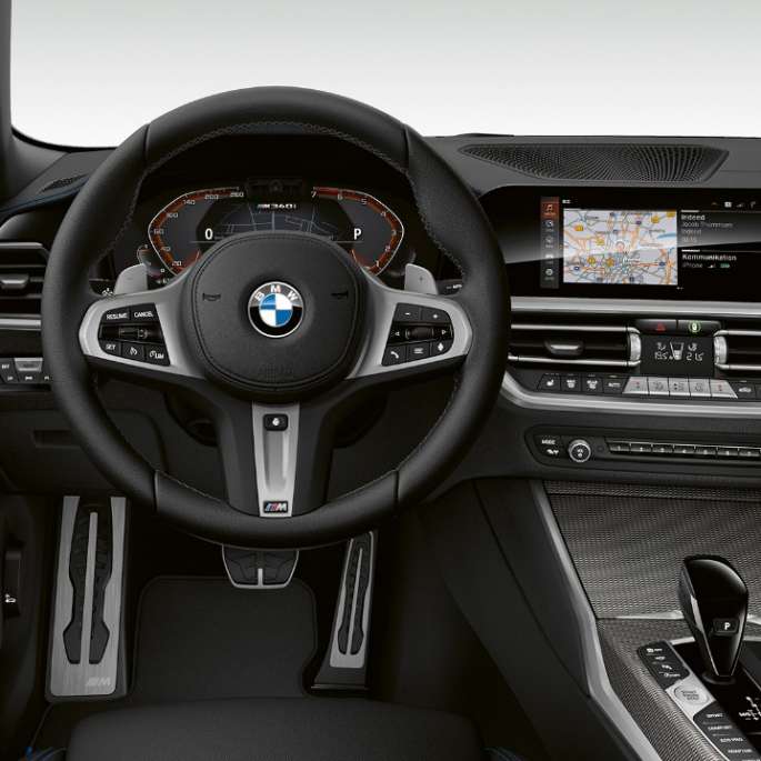 BMW Серија 3 Седан, M340i xDrive кабина. Преден крупен кадар на возачката кабина BMW Серија 3 M340i xDrive Седан.