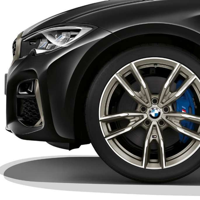 BMW Серија 3 Седан, M340i xDrive тркало од лесна легура. Крупен кадар на тркалото од лесна легура на BMW Серија 3 M340i xDrive Седан.