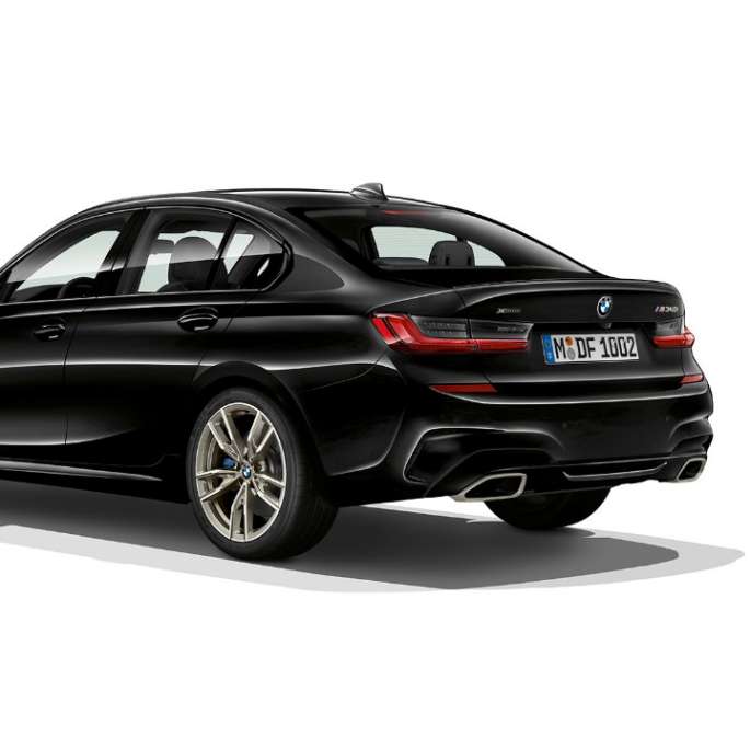 BMW Серија 3 Седан M340i xDrive заден дел. Тричетвртински заден кадар на BMW Серија 3 M340i xDrive Седан.