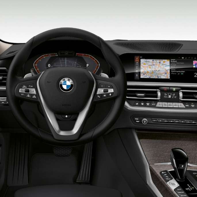 BMW Серија 3 Седан, Model Luxury линија кабина. Преден крупен кадар на возачката кабина на BMW Серија 3 Седан со елементи на Model Luxury линија.