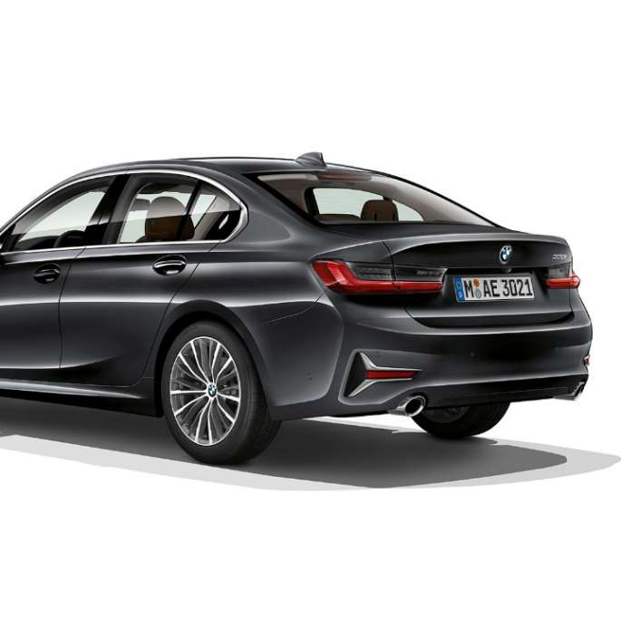 BMW Серија 3 Седан, Model Luxury линија заден дел. Тричетвртински заден кадар на BMW Серија 3 Седан со елементи на Model Luxury линија.