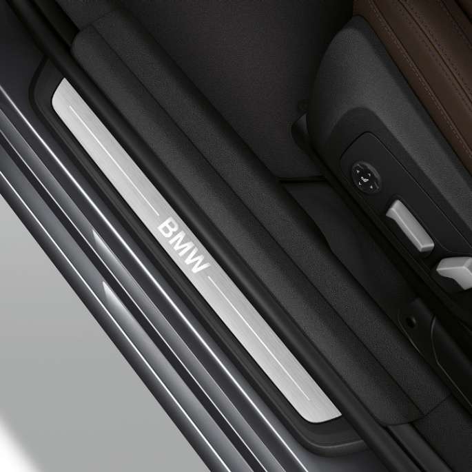 BMW Серија 3 Седан, Model Luxury линија влезен праг. Поглед од птичја перспектива на прагот на вратата на BMW Серија 3 Седан, со елементи на Model Luxury линија.
