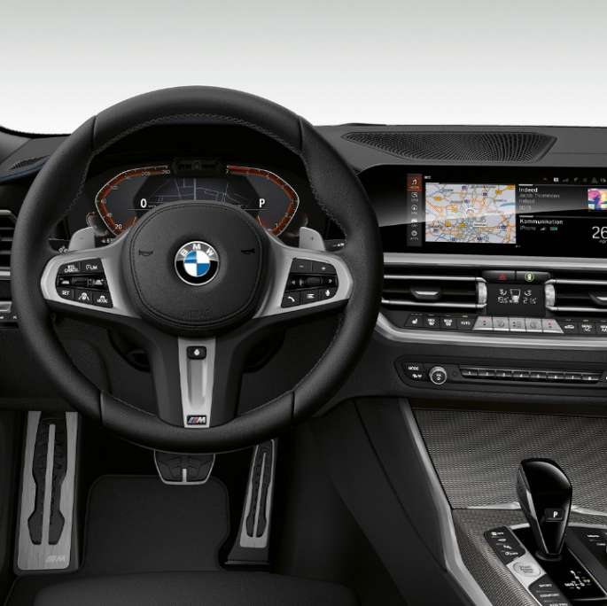BMW Серија 3 Седан, Model M Sport кабина. Преден крупен кадар на возачката кабина на BMW Серија 3 Седан со Model M Sport елементи.