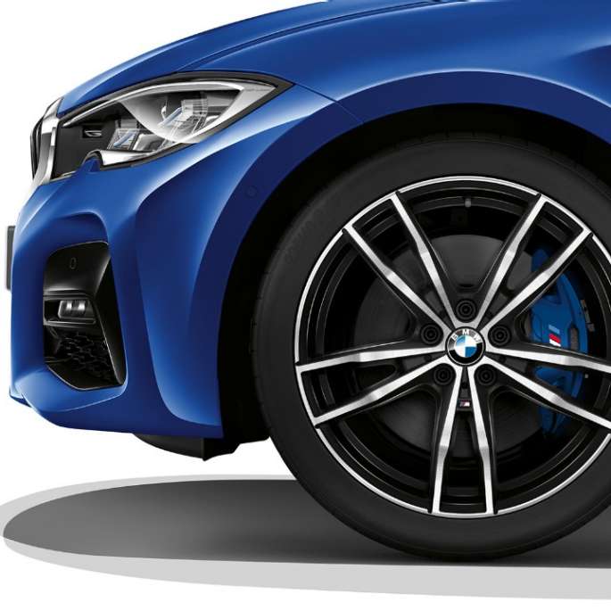 BMW Серија 3 Седан, Model M Sport тркало од лесна легура. Крупен кадар на тркалото од лесна легура на BMW Серија 3 Седан со Model M Sport опрема.