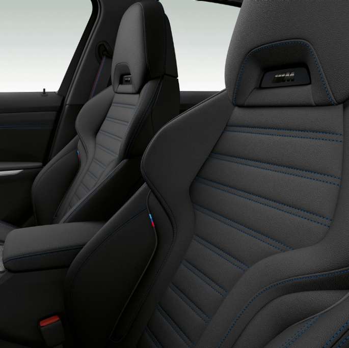 BMW Серија 3 Седан, Model M Sport предни седишта Страничен крупен кадар на предните седишта на BMW Серија 3 Седан со Model M Sport елементи.