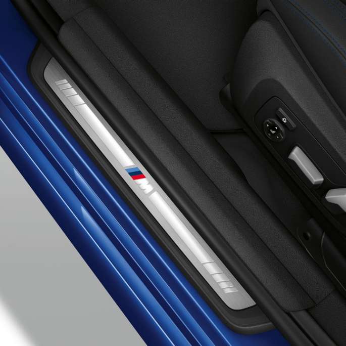 BMW Серија 3 Седан, Model M Sport влезен праг. Поглед од птичја перспектива на прагот на вратата на BMW Серија 3 Седан со Model M Sport елементи.