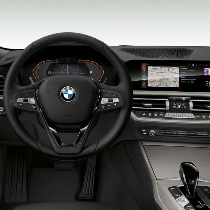 BMW Серија 3 Седан, Model Advantage кабина. Преден крупен кадар на возачката кабина на BMW Серија 3 Седан со Model Advantage елементи.