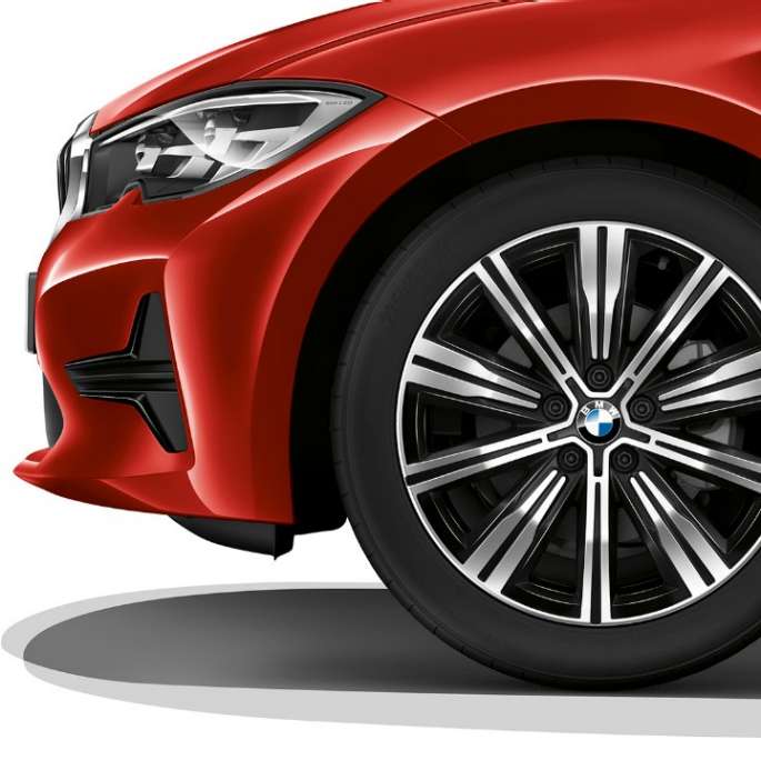 BMW Серија 3 Седан, Model Advantage тркало од лесна легура. Крупен кадар на тркалото од лесна легура на BMW Серија 3 Седан со Model Advantage елементи.