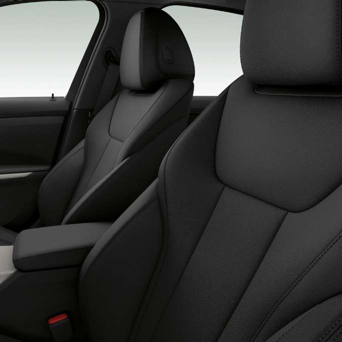 BMW Серија 3 Седан, Model Advantage предни седишта. Страничен крупен кадар на предните седишта на BMW Серија 3 Седан со Model Advantage елементи.