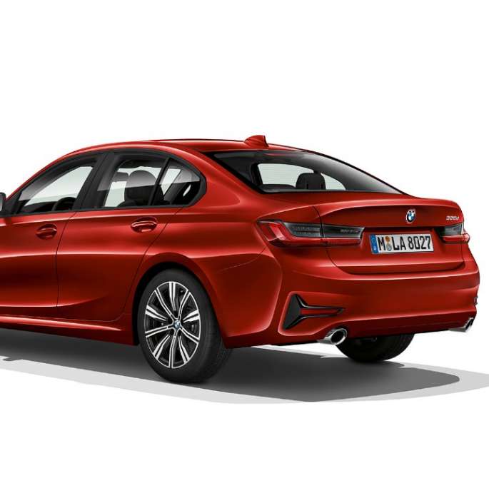 BMW Серија 3 Седан, Model Advantage заден дел. Тричетвртински заден кадар на BMW Серија 3 Седан со Model Advantage елементи.