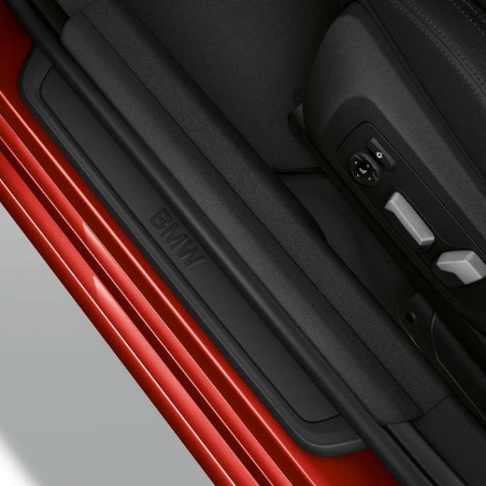 BMW Серија 3 Седан, Model Advantage влезен праг. Горен поглед на праг на врата на BMW Серија 3 Седан со Model Advantage елементи.