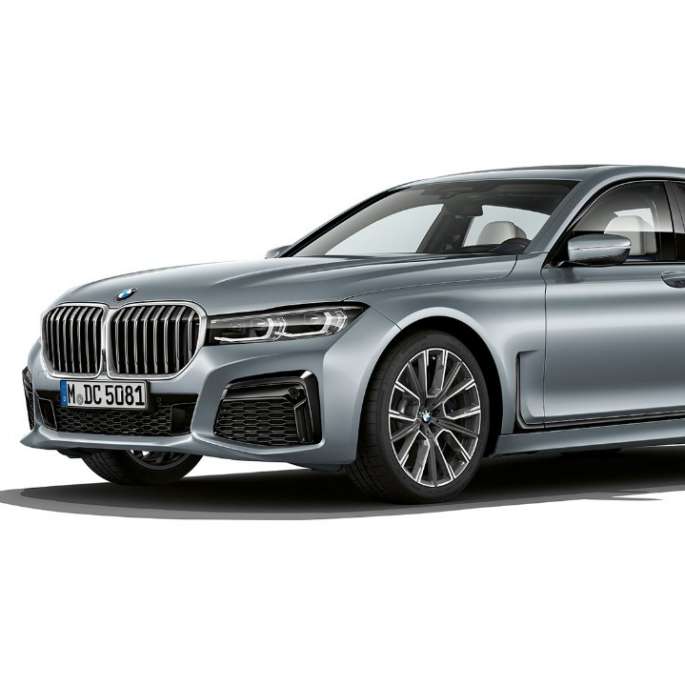 BMW Серија 7 Седан M Sport пакет, тричетвртински преден кадар Сив BMW Серија 7 Седан M Sport пакет во тричетвртински преден кадар