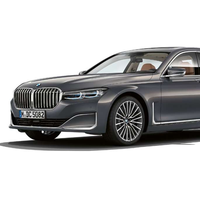 BMW Серија 7 Седан со надворешен дизајн Чиста совршеност, тричетвртински преден кадар Сив BMW Серија 7 Седан со надворешен дизајн Чиста совршеност во тричетвртински преден кадар