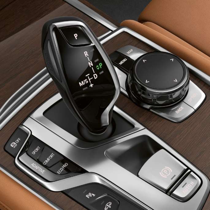 BMW Серија 7 Седан со надворешен дизајн Чиста совршеност: менувач на брзини BMW Серија 7 Седан со надворешен дизајн Чиста совршеност: крупен кадар на менувач на брзини