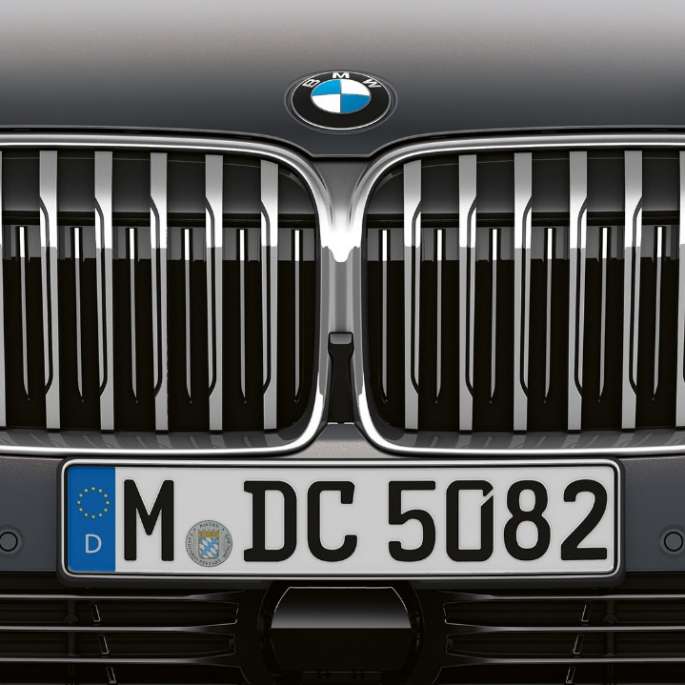 BMW Серија 7 Седан со надворешен дизајн Чиста совршеност, менувач на брзини BMW Серија 7 Седан со надворешен дизајн Чиста совршеност: крупен кадар на BMW полукружна маска
