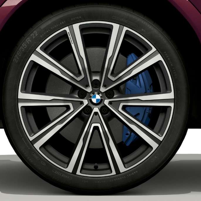 BMW X6 со BMW Individual, со фокус на леснометални фелни.