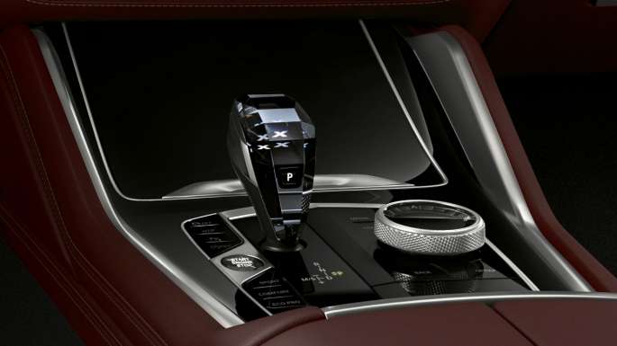 BMW X6 внатрешност со BMW Individual, со фокус на средишна конзола.