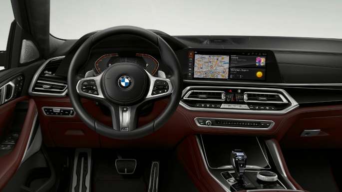 BMW X6 внатрешност со BMW Individual, со фокус на кокпитот.