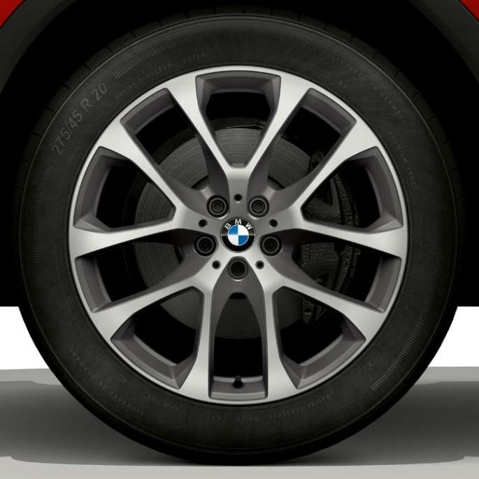 BMW X6 со BMW xLine со фокус на леснометални фелни.