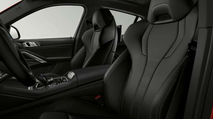 BMW X6 внатрешност со BMW xLine со фокус на навлаки.
