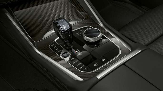 BMW X6 внатрешност со BMW xLine со фокус на средишна конзола.