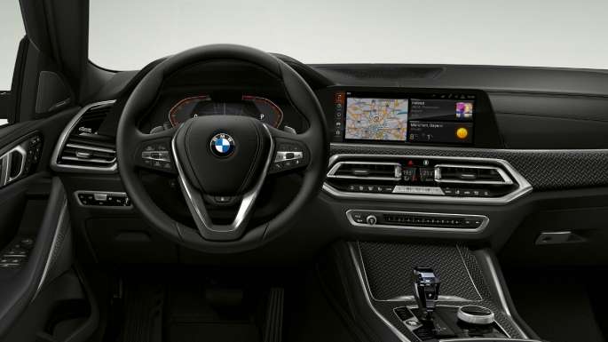 BMW X6 внатрешност со BMW xLine со фокус на кокпитот.