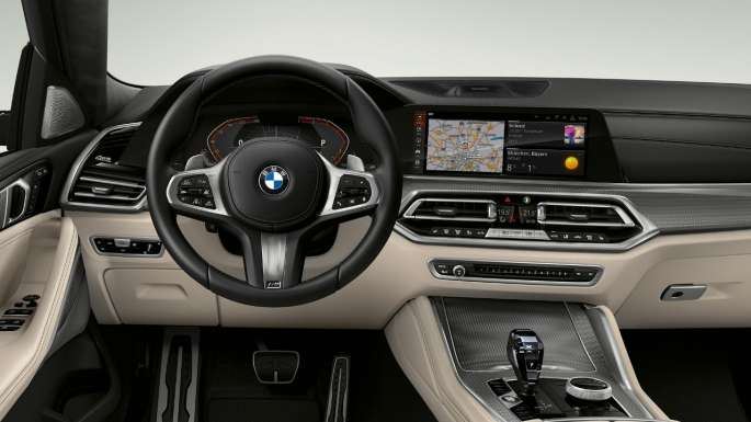 BMW X6 внатрешност со M Sport пакет, со фокус на кокпит.